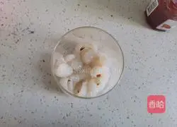 Illustration of how to make lychee lemon ice drink 3