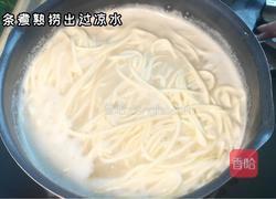 番茄虾仁香菇炒面的做法图解3