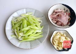 肉片炒西芹的做法图解1