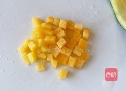 黄西瓜冰牛奶的做法图解1