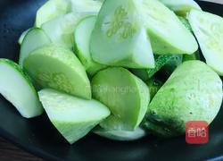 黄瓜焖豚肉的做法图解2