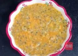 Illustration of how to make lemon passion fruit honey water 8