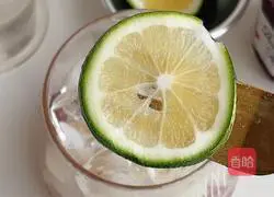 Illustration of how to make lychee lemon sparkling water 8