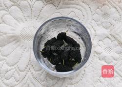 桑葚蔓越莓冰饮的做法图解2