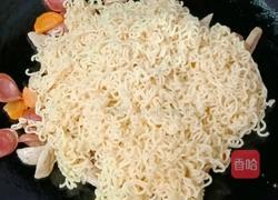 肉丸香肠炒泡面的做法图解14