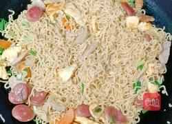 肉丸香肠炒泡面的做法图解18