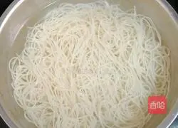 Illustration of how to make noodles with shredded carrots and pork 7