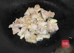 五花肉炒酸菜的做法图解4