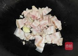 五花肉炒酸菜的做法图解3