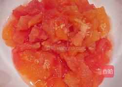 花费10元的上班美味便当丨西红柿炒蛋白灼娃娃菜照烧洋葱炒牛肉的做法图解1