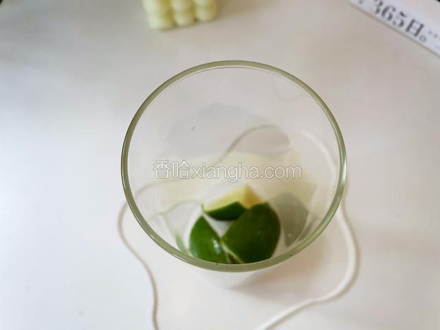 杯中放入柠檬角