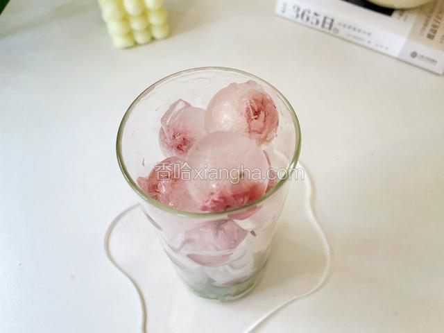 加入冰块至满杯