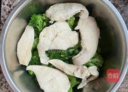 凉拌西兰花鸡胸肉的做法图解2