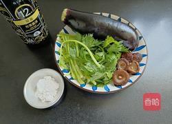 芹菜香菇夹茄子的做法图解1