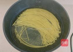 早餐快乐！火腿炒面！的做法图解1