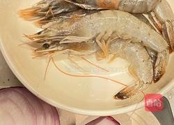 尝试地中海饮食的第3天丨蒜香洋葱炒虾的做法图解1