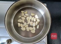 蒜头焖鱼块的做法图解2