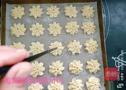 Illustration of how to make cherry blossom cookies 9
