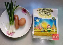 Illustration of how to make ham sausage, egg and scallion pancake 1