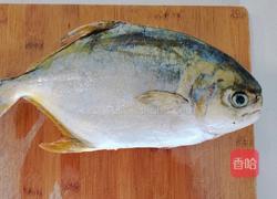 干炸鲳鱼的做法图解1