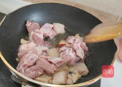 猪肉排骨烩酸菜的做法图解7