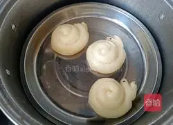 Illustration of how to make snail steamed buns 10