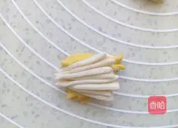 Illustration of how to make two-color flower rolls 10