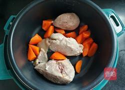 番茄玉米蹄髈汤的做法图解3