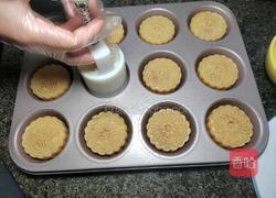 自制蛋黄莲蓉蛋月烧月饼的做法图解24