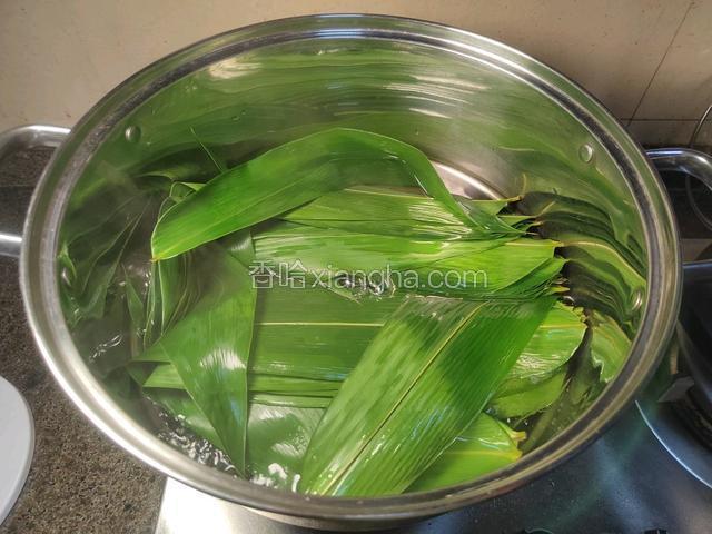 水开下锅，加少许盐，煮10分钟。
