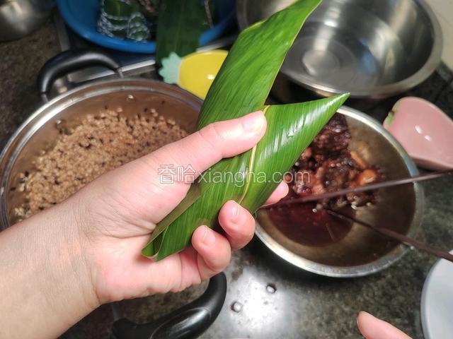 左手捏紧。