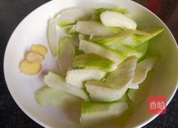 丝瓜鸡蛋汤面的做法图解1