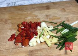 干煸刁子鱼的做法图解2