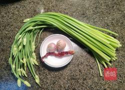 自制韭菜花儿炒肉的做法图解1