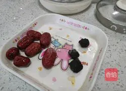 Illustration of how to make red dates and black plum tea 1