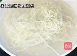 香辣开胃超过瘾的手撕鸡拌面，快做给自己和最爱的人吃吧的做法图解5