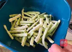 Illustration of how to make stir-fried green beans 1
