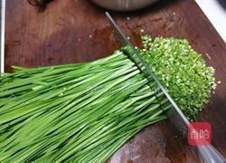 韭菜鸡蛋馅饼的做法图解2