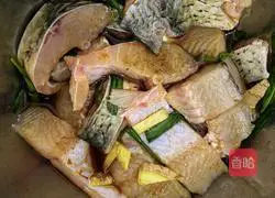 Illustration of how to make spicy and sour fish 1