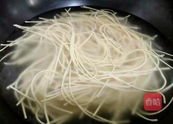 白水面卧溏心蛋的做法图解1