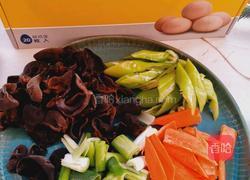 木耳炒鸡蛋用的壹家农场土鸡蛋味道棒极了的做法图解1