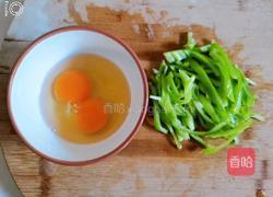 尖椒炒鸡蛋的做法图解2