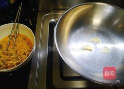 鲜美蛤蜊鸡蛋炒蒜黄的做法图解3