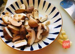 香菇炒油菜的做法图解2