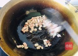 酸豆角炒肉丁的做法图解1