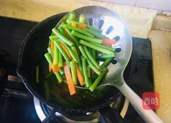 蒜苔胡萝卜炒腊肉的做法图解1