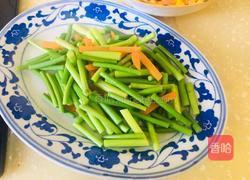 蒜苔胡萝卜炒腊肉的做法图解2