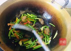 蒜苔胡萝卜炒腊肉的做法图解5