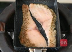 鸡蛋三文鱼饭团的做法图解3