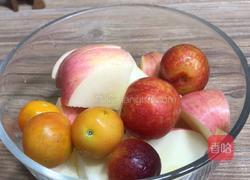 水果炖鸡爪的做法图解1